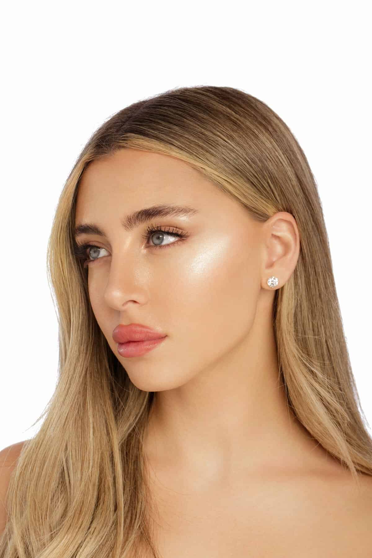 דוגמנית עם מראה עור זוהר ושפתיים מבריקות – MISHEE