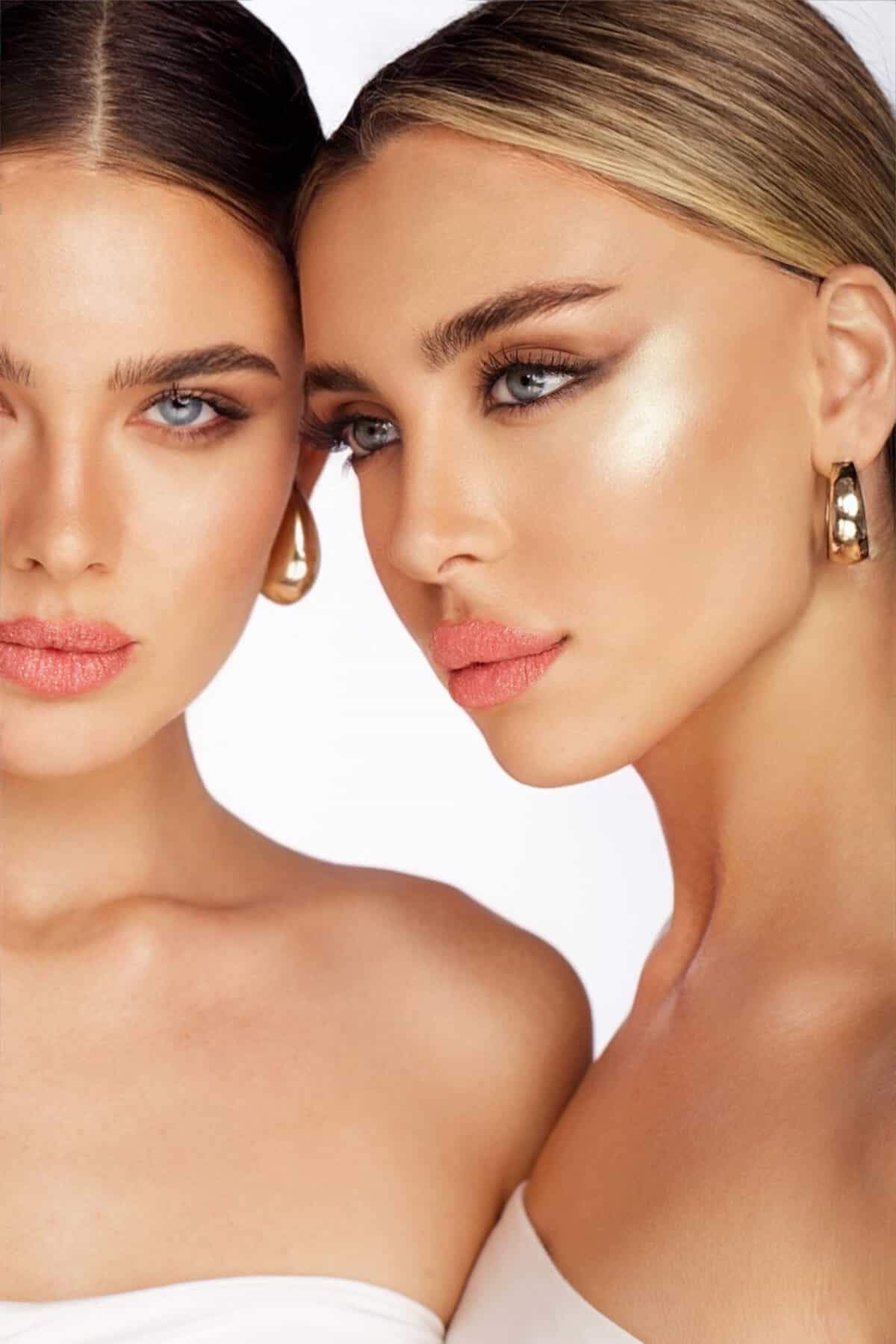 שתי דוגמניות עם מראה איפור שזוף וזוהר