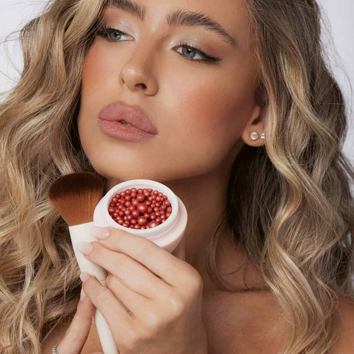 דוגמנית מחזיקה כדורי סומק של MISHEE