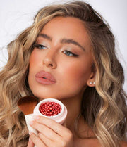 דוגמנית מחזיקה BLUSH BALLS של MISHEE