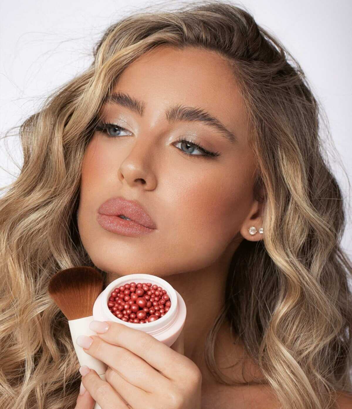 דוגמנית מחזיקה BLUSH BALLS של MISHEE