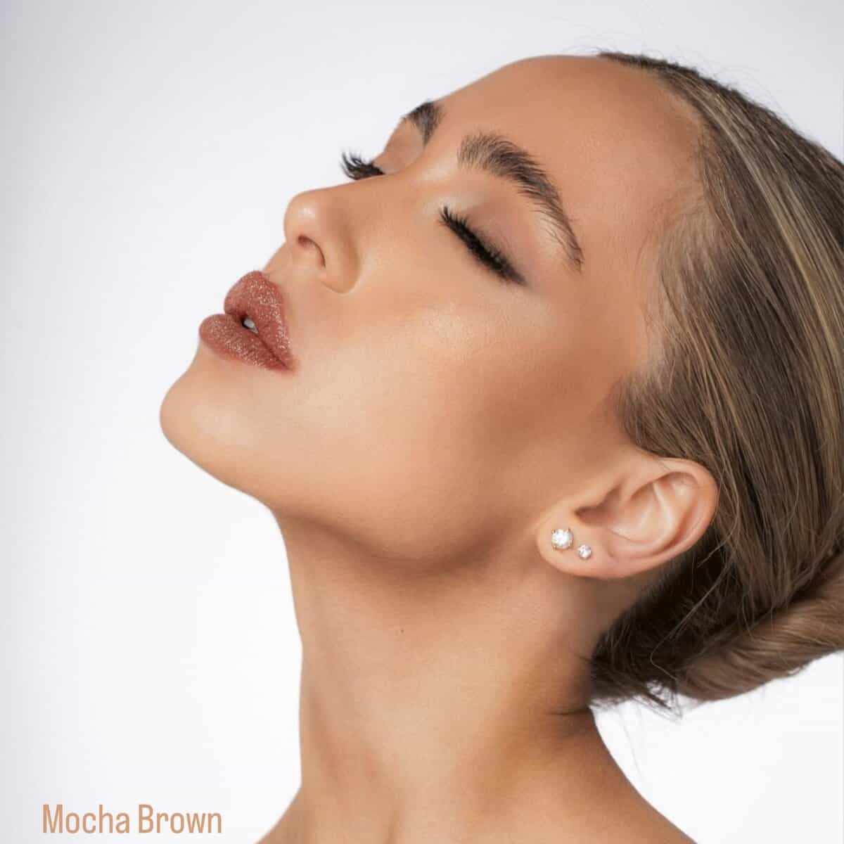 דוגמנית עם גוון Mocha Brown של MISHEE